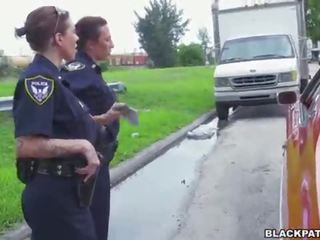 Femmina cops tirare oltre nero suspect e succhiare suo cazzo